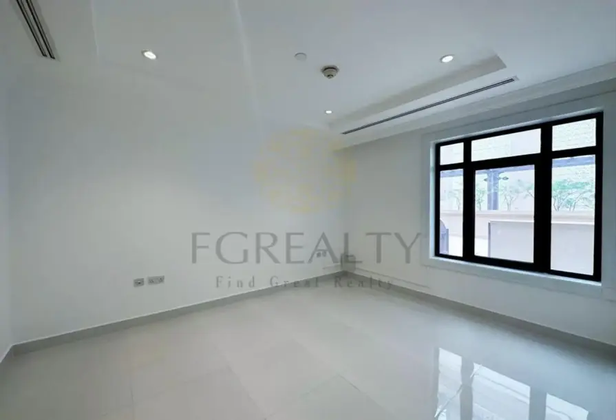 Fully Renovated 4BR Luxury Townhouse | Porto Arabia-2