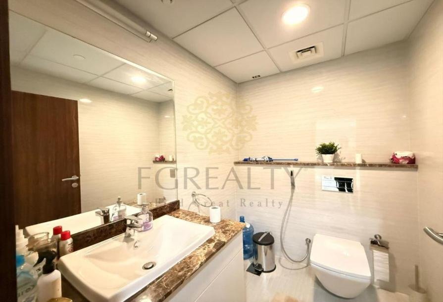 Spacious 1BR with Balcony | Porto Arabia-10