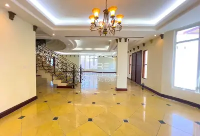 Grand 5BR Family Villa with Private Garden | West Bay – Darvesta